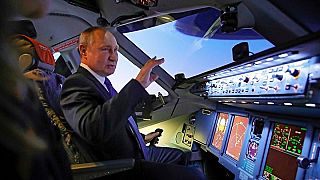 Der russische Präsident Wladimir Putin, der das neue Gesetz unterzeichnet hat, im Cockpit einer Aeroflot-Maschine am 5. März 2022.