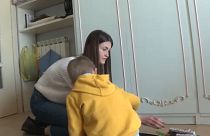 De niña de Chernóbil a refugiada de guerra, una ucraniana vuelve a su familia de acogida en Italia