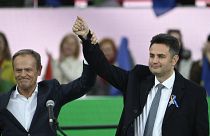 Donald Tusk, az Európai Néppárt elnöke és Márki-Zay Péter, az ellenzék közös miniszterelnök-jelöltje az Egységben Magyarországért nagygyűlésén Budapesten, 2022. március 15-én 