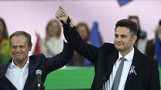 Donald Tusk, az Európai Néppárt elnöke és Márki-Zay Péter, az ellenzék közös miniszterelnök-jelöltje az Egységben Magyarországért nagygyűlésén Budapesten, 2022. március 15-én 