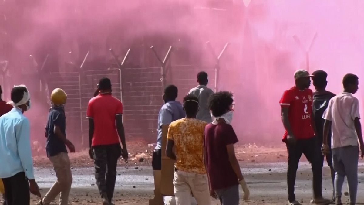 شاهد: مظاهرات في السودان.. خروج آلاف المواطنين ضد حكم العسكر وغلاء المعيشة 