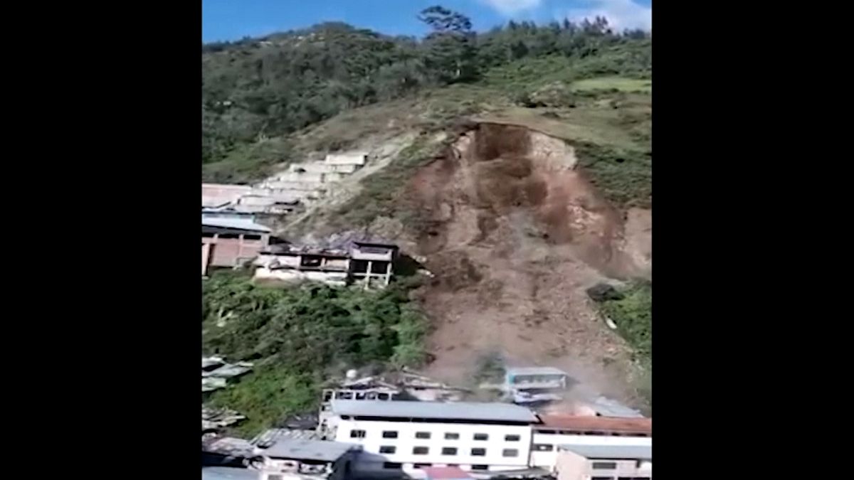 شاهد: انهيار أرضي يدفن ما لا يقل عن 15 منزلا في البيرو ويشرد العشرات