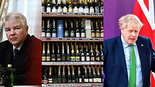 De g. à d. : l'ambassadeur russe à Paris Alexeï Mechkov (26/01/2022), bouteilles de champagne (archives), Le Premier ministre britannique Boris Johnson (15/03/2022)