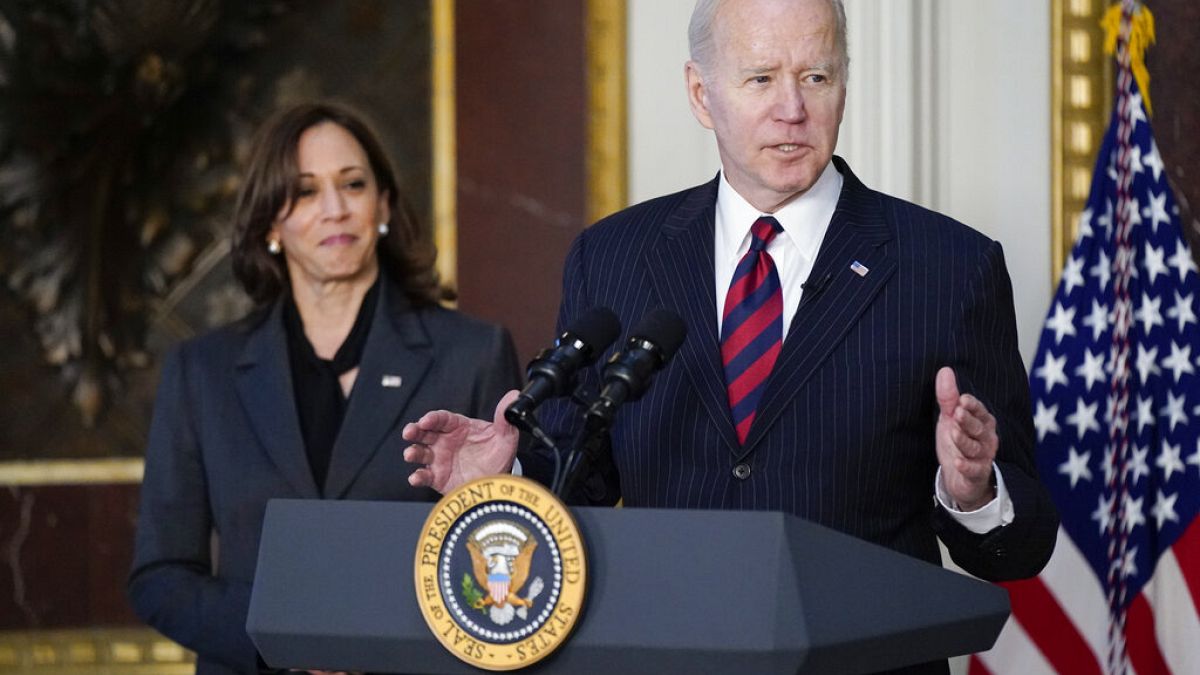 Joe Biden amerikai elnök, a háttérben Kamala Harris alelnök