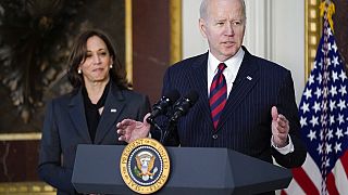 Joe Biden amerikai elnök, a háttérben Kamala Harris alelnök
