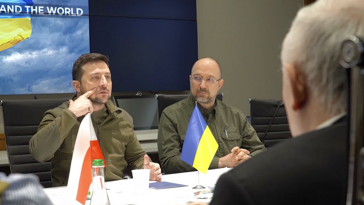Il presidente ucraino Zelensky e il primo ministro ucraino Shmyhal durante l'incontro di ieri con i primi ministri di Polonia, Repubblica Ceca e Slovenia.