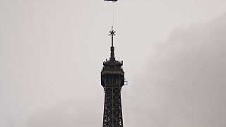 Torre Eiffel "cresceu" mais seis metros com instalação de nova antena