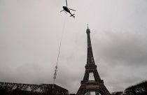 مروحية تركب هوائيًا جديدًا لنقل الاتصالات أعلى برج إيفل في باريس - فرنسا. 2022/03/15