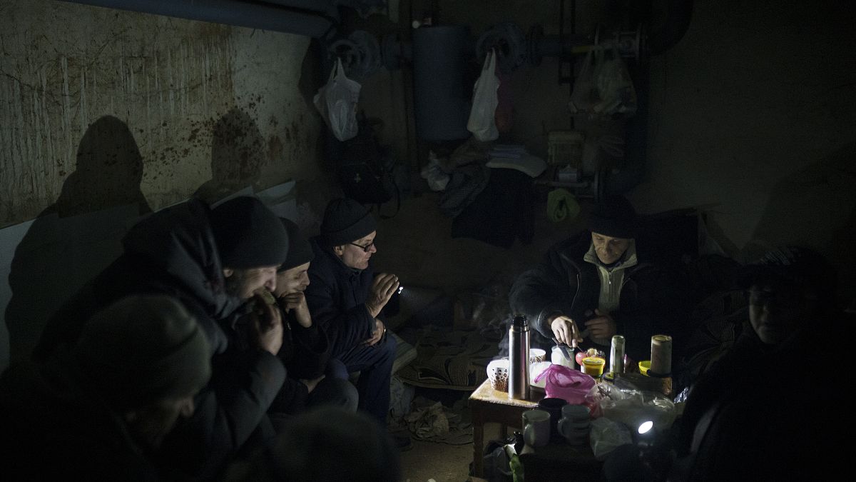 Los residentes preparan té mientras en un refugio antibombas en Irpin, en las afueras de Kiev, Ucrania, el 13 de marzo de 2022. 