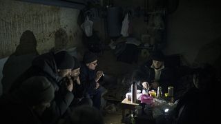 Los residentes preparan té mientras en un refugio antibombas en Irpin, en las afueras de Kiev, Ucrania, el 13 de marzo de 2022.