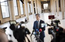Gérald Darmanin francia belügyminiszter nyilatkozik a sajtónak Párizsban
