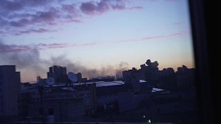 الدخان يتصاعد فوق كييف بعد الانفجارات.
