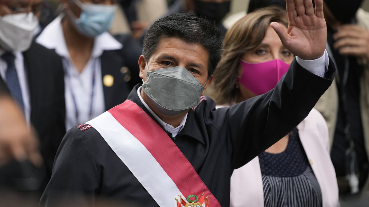 Pedro Castillo, saluda mientras camina hacia el Congreso donde los legisladores votaron a favor de un juicio político en su contra,  Lima, Perú, el  15 de marzo de 2022.