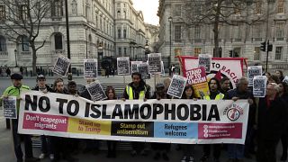 متظاهرون يرفعون لافتة خلال`` وقفة احتجاجية '' ضد العنصرية وكراهية الإسلام في لندن.