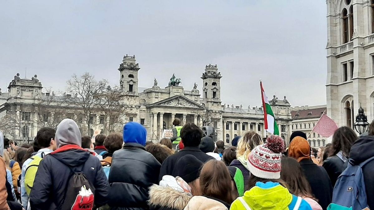 Diákok szolidaritási tüntetése a budapesti Kossuth téren, 2022. 03. 16-án.