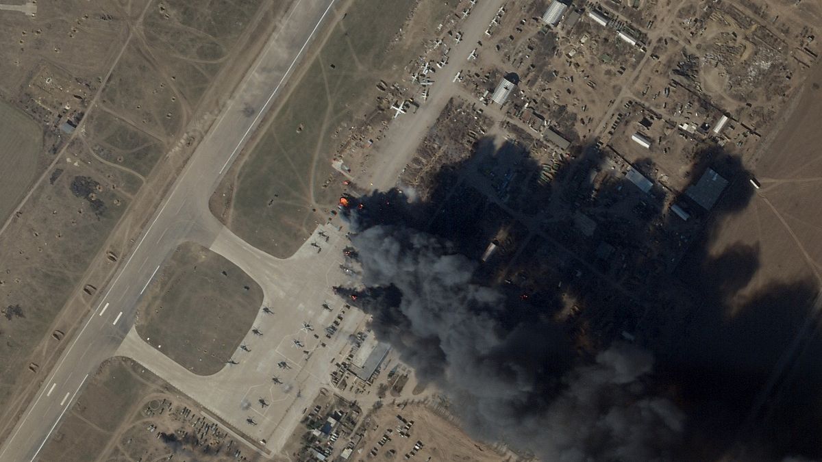 صورة أقمار صناعية تظهر حريقا ودخانا في مطار خيرسون الدولي والقاعدة الجوية في خيرسون بأوكرانيا - الثلاثاء 15 مارس 2022.