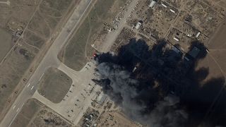 صورة أقمار صناعية تظهر حريقا ودخانا في مطار خيرسون الدولي والقاعدة الجوية في خيرسون بأوكرانيا - الثلاثاء 15 مارس 2022.