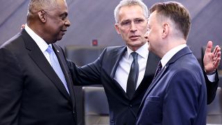 Le ministre de la Défense américain Lloyd J. Austin III (g) discute avec son homologue polonais Mariusz Blaszczak (d) et le secrétaire général de l'OTAN Jens Stoltenberg 16/03