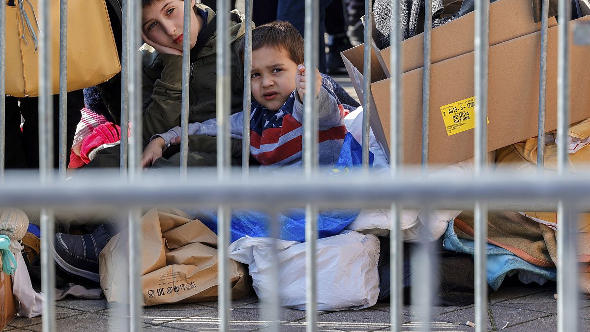 Deux garçons dans la file d'attente des réfugiés ukrainiens qui attendent pour s'enregistrer en Belgique