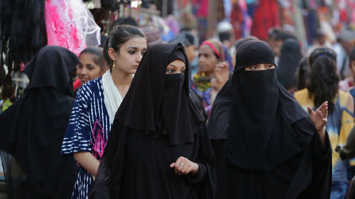 Hindistan'ın Ahmadabad kentinde sokakta yürüyen Müslüman kadınlar