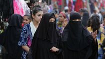 Hindistan'ın Ahmadabad kentinde sokakta yürüyen Müslüman kadınlar