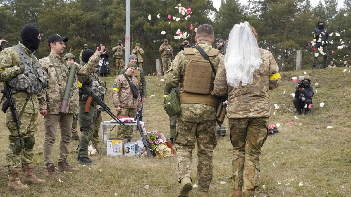 Lesia Ivashchenko und Valerii Fylymonov während ihrer Hochzeitszeremonie an einem Kontrollpunkt in Kiew. Sonntag, 6. März 2022