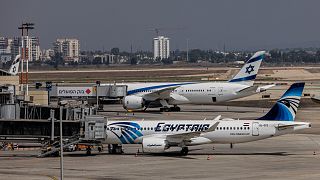 طائرة مصر للطيران في مطار تل أبيب