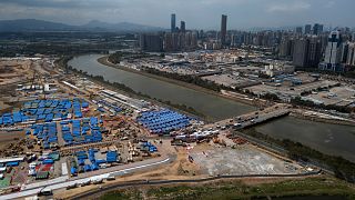 جسر يربط بين شنجن الصينية ولوك ما تشاو في هونغ كونغ.
