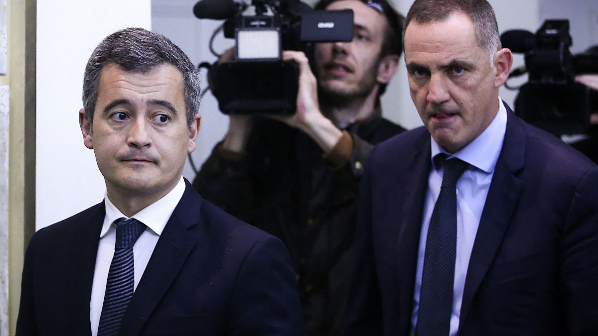 Le ministre français de l'Intérieur, Gérald Darmanin suivi du président du conseil régional pro-autonomie de Corse, Gilles Simeoni.