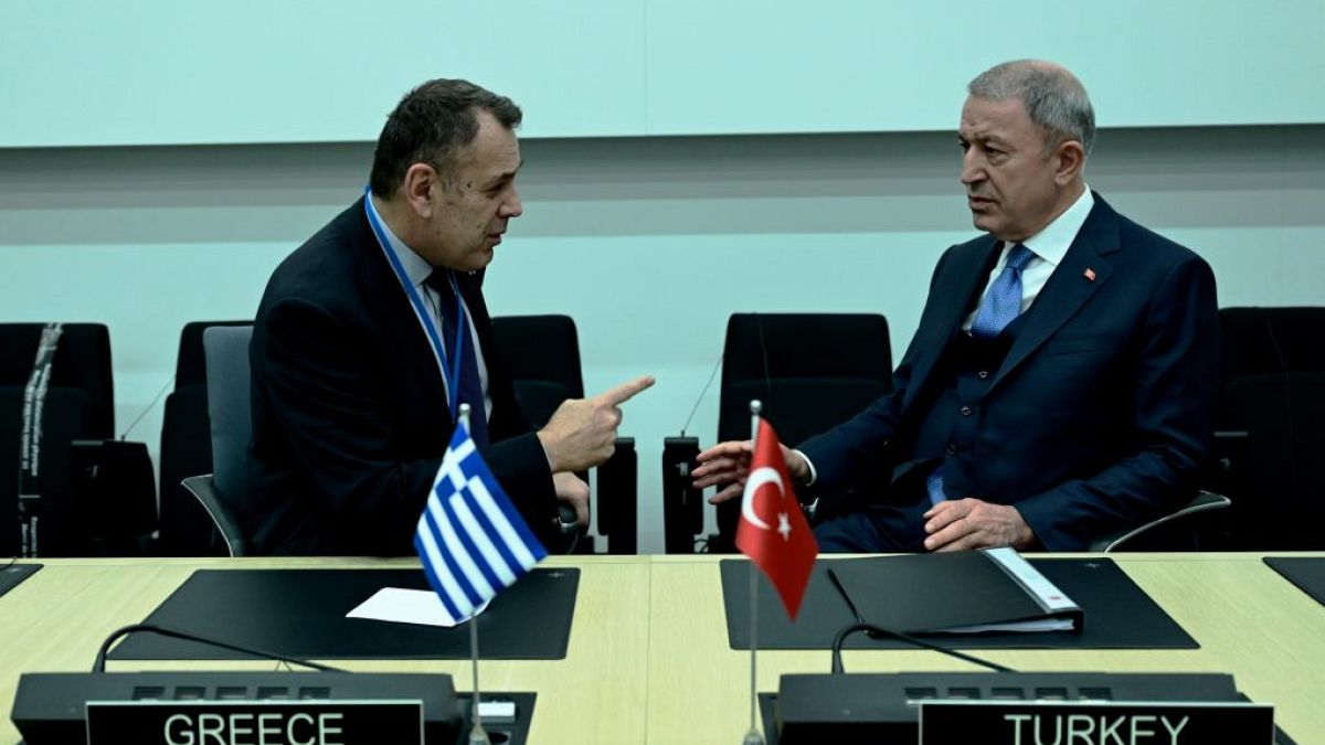Ο Έλληνας υπουργός Άμυνας με τον Τούρκο ομόλογό του στη Σύνοδο του ΝΑΤΟ