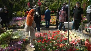 Les Iraniens se parent de fleurs pour fête le nouvel an du calendrier persan