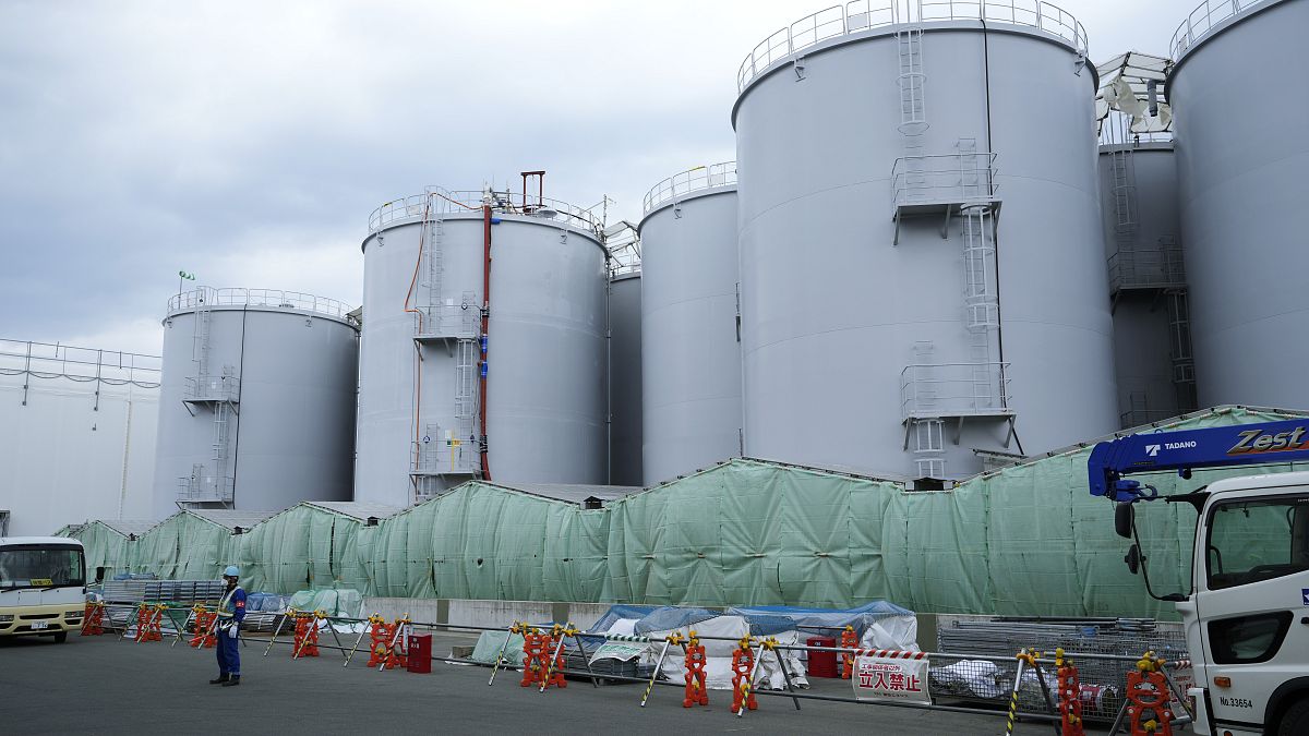 Резервуары с радиоактивной водой, которая использовалась для охлаждения энергоблоков АЭС Фукусима. 3 марта 2022
