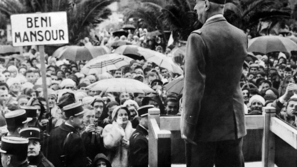 الرئيس الفرنسي شارل ديغول يلقي كلمة أمام الحشد في أكبو،12 ديسمبر 1960 خلال رحلته إلى الجزائر