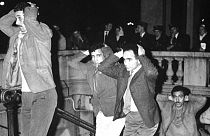 جزائريون يخرجون من محطة مترو أنفاق باريس وأيديهم على رؤوسهم بعد اعتقالهم لعدم الامتثال لحظر التجول، يوم 17 أكتوبر/تشرين الأول 1961