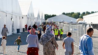 لاجئون أفغان في مخيم للاجئين الأفغان في قاعدة ماكجوير ديكس ليكهورست، ولاية نيوجيرسي.