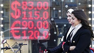  شاشة مكتب صرف عملات تعرض أسعار صرف الدولار الأمريكي واليورو إلى الروبل الروسي وسط موسكو، روسيا، 28 فبراير 2022.