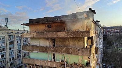بدون تعليق: قصف روسي لمبنى سكني في كييف