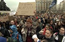Etliche Schülerinnen und Schüler versammelten sich vor dem ungarischen Parlament, um die Lehrerschaft zu unterstützen