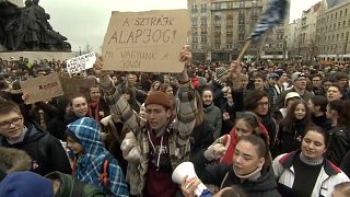 Etliche Schülerinnen und Schüler versammelten sich vor dem ungarischen Parlament, um die Lehrerschaft zu unterstützen