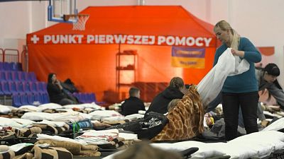 مركز مؤقت لاستقبال اللاجئين الأوكرانيين في بولندا.