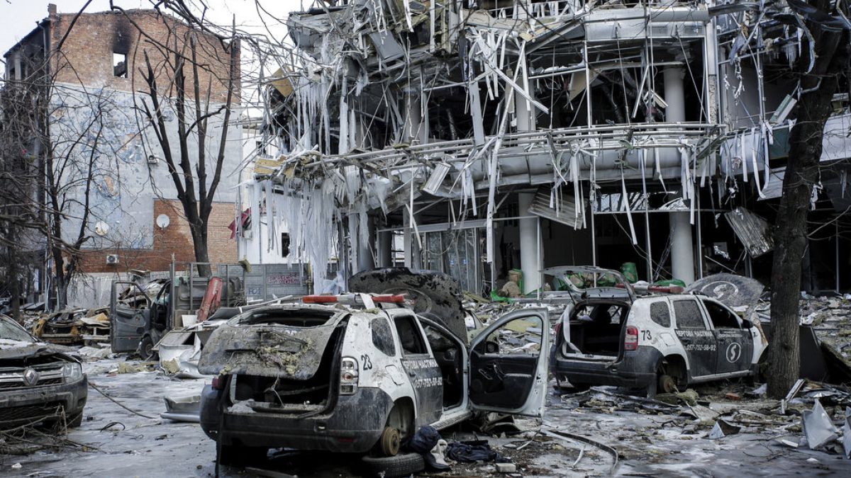 Zerstörte Autos im Zentrum der Stadt Charkiw, 16.03.2022