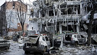 Zerstörte Autos im Zentrum der Stadt Charkiw, 16.03.2022