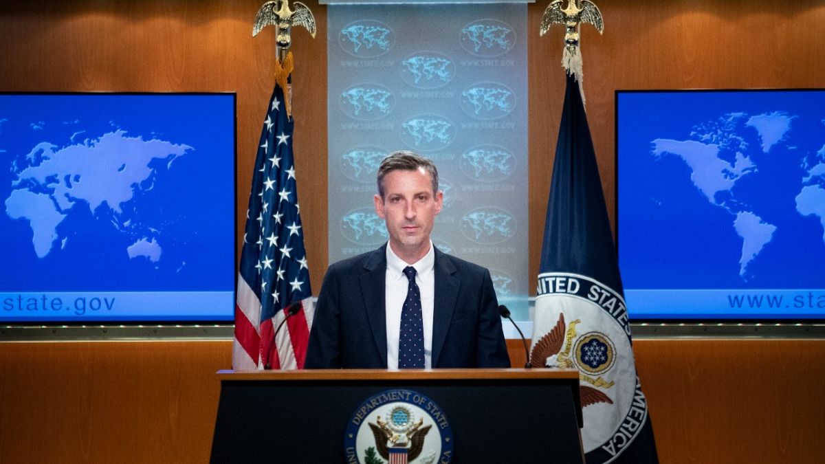 المتحدث باسم وزارة الخارجية الأمريكية نيد برايس يتحدث خلال مؤتمر صحفي في وزارة الخارجية في واشنطن