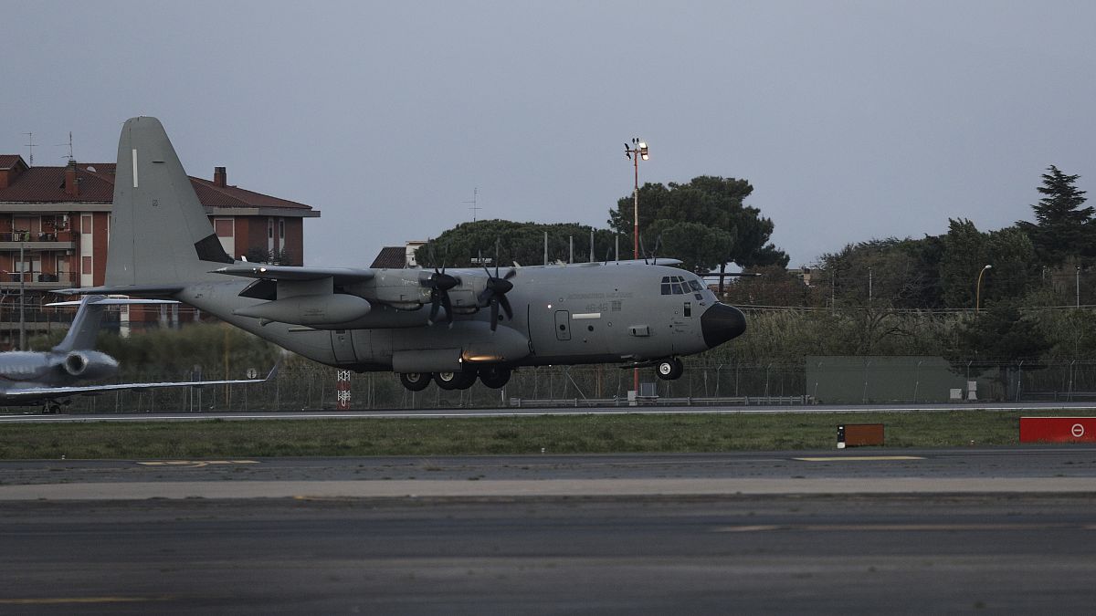طائرة تابعة للقوات الجوية الإيطالية في مطار شيامبينو العسكري بالقرب من روما، إيطاليا.
