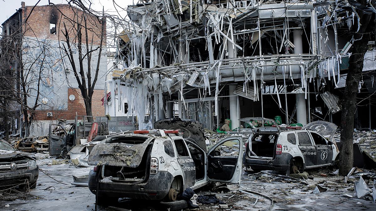 vehículos dañados se encuentran entre los escombros y en el centro de la ciudad de Járkov en Ucrania, el 16 de marzo de 2022. 