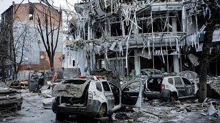 vehículos dañados se encuentran entre los escombros y en el centro de la ciudad de Járkov en Ucrania, el 16 de marzo de 2022.