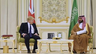 بوريس جونسون، رئيس الوزراء البريطاني وولي عهد المملكة العربية السعودية محمد بن سلمان في الديوان الملكي في الرياض، المملكة العربية السعودية.