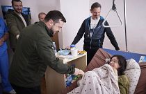 Владимир Зеленский посещает раненую девушку из Ворзеля в киевской больнице, 17 марта 2022 г.