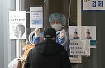 Sul-coreanos são testados quando se batem recordes de casos de Covid-19
