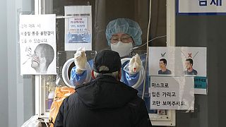 Sul-coreanos são testados quando se batem recordes de casos de Covid-19